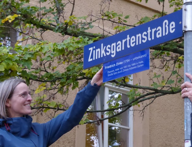 Die Zinkgsgartenstraße hat das Unterschild erhalten. Das Foto zeigt das Straßen- und das Unterschild. 