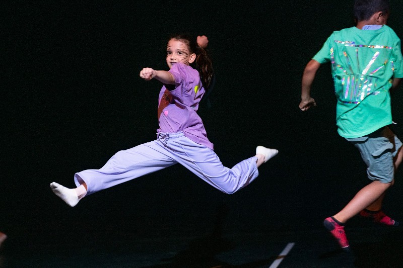 Ein Mädchen springt durch die Luft, sie scheint zu fliegen
